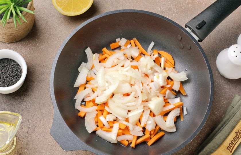 1. Этап. Фунчоза с курицей и кабачком: Разогрейте сковороду с маслом. Выложите нарезанную соломкой морковь и нарезанный перьями или полукольцами лук. Обжарьте овощи до мягкости.