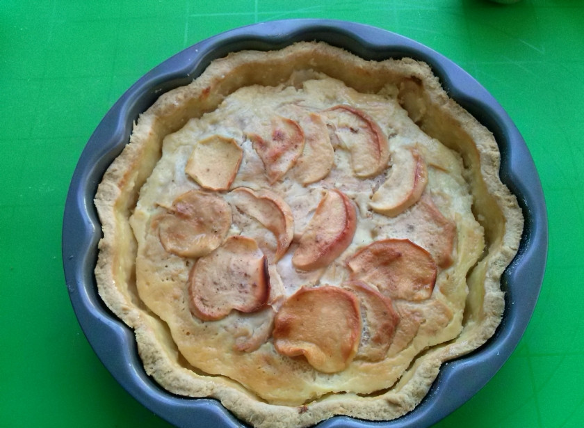 1. Этап. Яблочный пирог со сметанной заливкой (очень вкусный): Остудите и подавайте пирог к столу. Пока пирог горячий, заливка может не застыть до конца и возможно потечет.