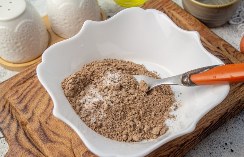 1. Этап. Льняная лепёшка без пшеничной муки в микроволновке: В миску высыпьте льняную муку, добавьте соль и перемешайте. Можно добавить ваши любимые специи.