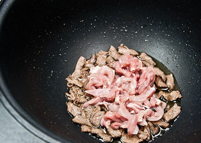 1. Этап. Солянка в казане: 4. Затем добавьте куриное филе.