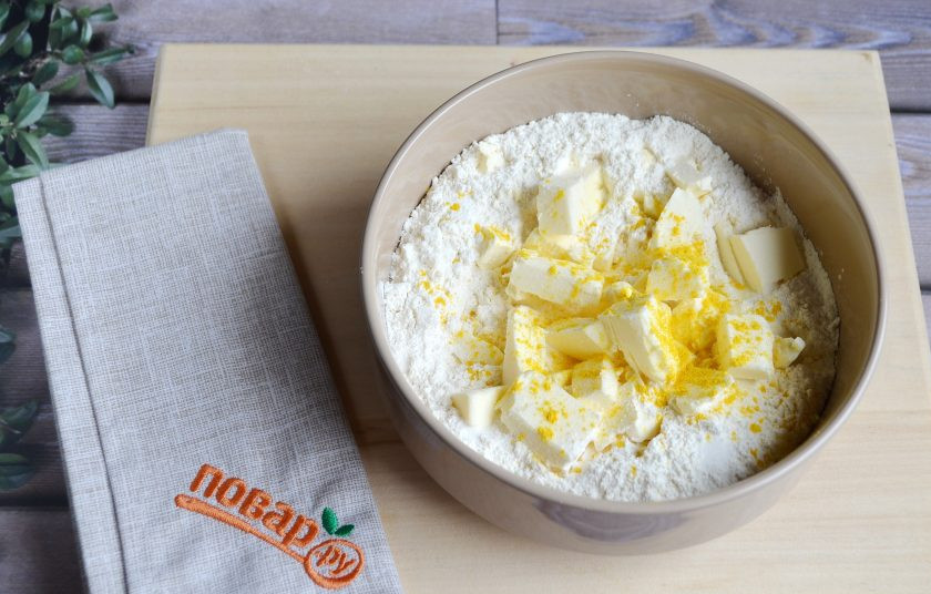 1. Этап. Деревенский картофельный пирог: 1. Отмерьте и просейте муку. Добавьте соль, куркуму, холодное сливочное масло (порезанное кубиками). Руками или комбайном разотрите в крошку.