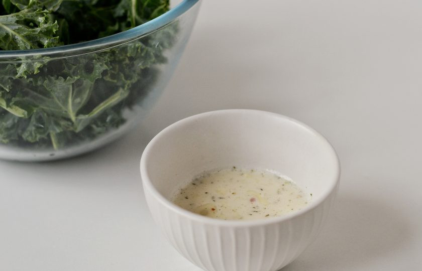 1. Этап. Салат с кейлом и авокадо: Подготовьте заправку. Из лимона выжмите сок. Блендером взбейте лимонный сок, растительное масло и специи.