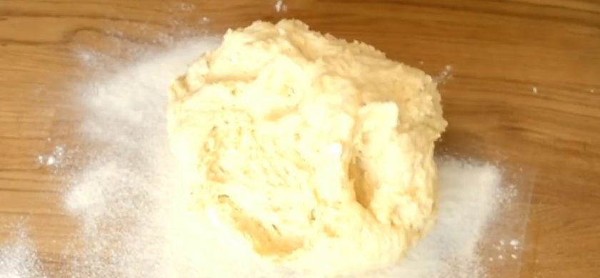 1. Этап. Открытые пирожки с творогом: 3. Замесите эластичное тесто – сначала в миске, затем на присыпанном мукой столе. Переложите тесто в смазанную растительным маслом миску, накройте пленкой или крышкой и оставьте в теплом месте на 1,5-2 часа.