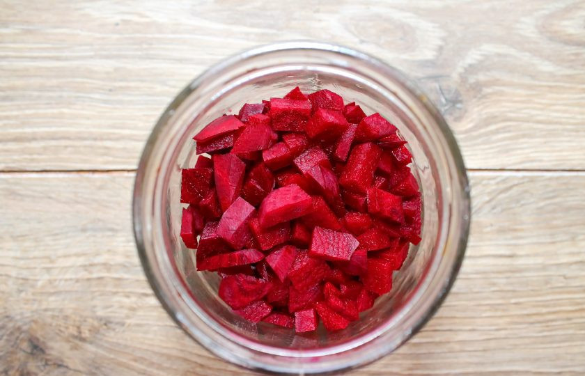 1. Этап. Свекольная настойка: Свеклу тщательно вымойте щеткой в теплой воде и очистите от внешней оболочки. Подготовленный овощ порежьте мелким кубиком или натрите на средней терке и выложите в чистую сухую банку.