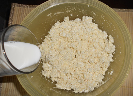 1. Этап. Манная запеканка в духовке: 4. Тщательно перемешать и влить небольшое количество молока. Если творог сухой, то может понадобится больше молока, а если масса получается слишком жидкой, то его можно исключить из рецепта.