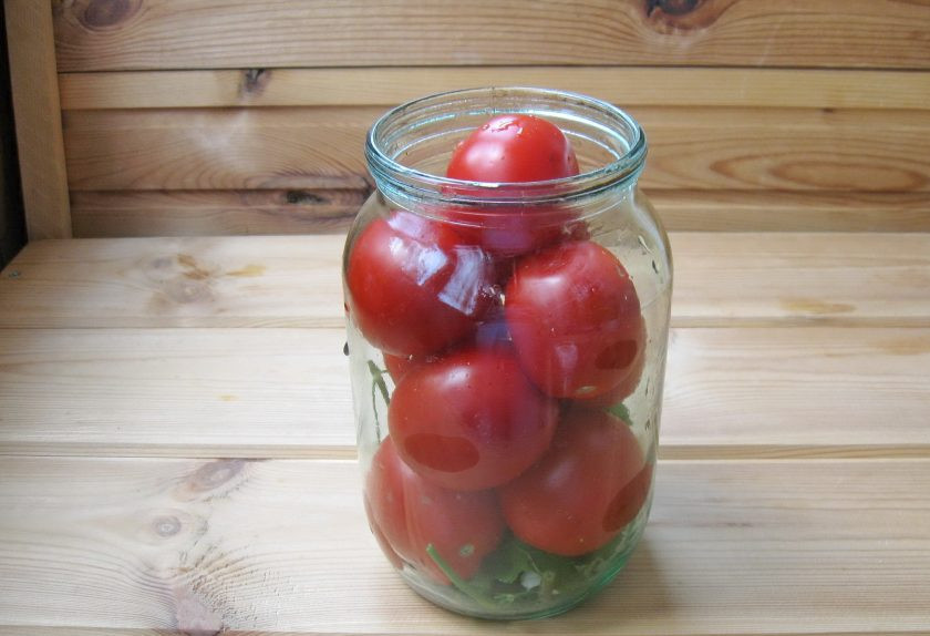1. Этап. Маринованные помидоры на зиму: Помидоры помойте и уложите в банки. В литровую банку входит приблизительно 500 грамм помидоров.