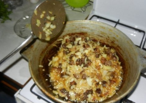 1. Этап. Плов бухарский: Налить немного воды (так, чтобы покрыть поверхность мяса) и тушить на медленном огне до мягкости.