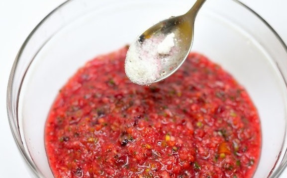 1. Этап. Клюквенная сальса: 5. По вкусу добавьте соль и при необходимости еще сахара.