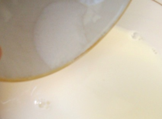 1. Этап. Блины кислые дрожжевые: В оставшемся молоке растворяем соль и сахар. Затем добавляем молоко с дрожжами, перемешиваем.