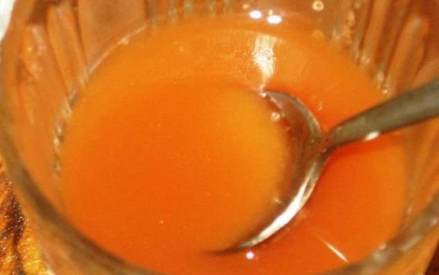 1. Этап. Гранатовый соус для шашлыка: В одной столовой ложке вина разведите крахмал, влейте его в соус, продолжая варить.