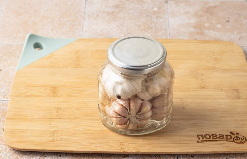 1. Этап. Маринованный чеснок по-азербайджански: Герметично закрутите банку и уберите в холодильник на хранение, полностью готов чеснок будет через 30 дней.