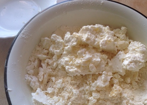 1. Этап. Печенье Гусиные лапки с творогом: Теперь добавим творог.