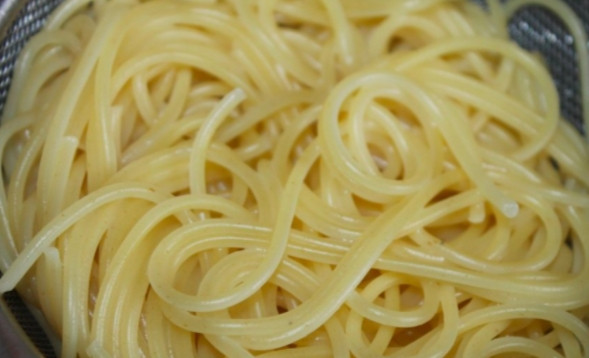 1. Этап. Белый соус к спагетти: Пока варится соус, поставьте вариться спагетти по инструкции на упаковке. Затем слейте воду.