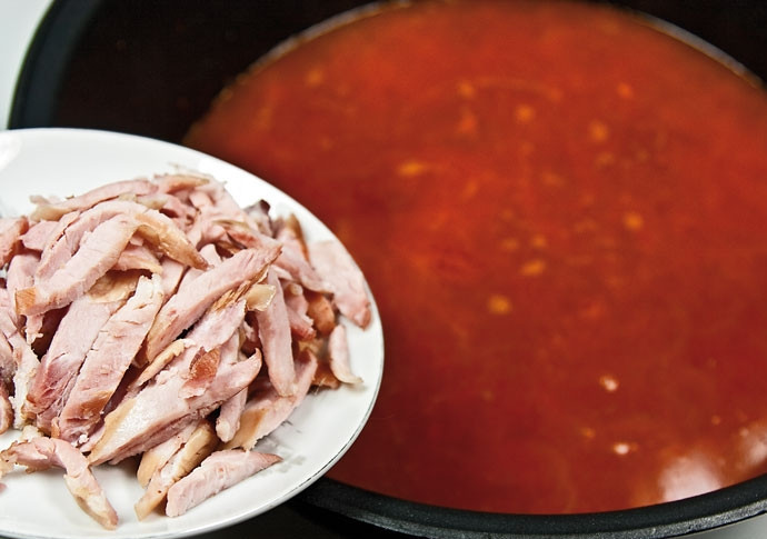 1. Этап. Солянка в казане: 9. Когда закипит, самое время добавить готовые мясные деликатесы - копчености, колбаски и т.д. Теперь пусть солянка в казане в домашних условиях варится на медленном огне около получаса.