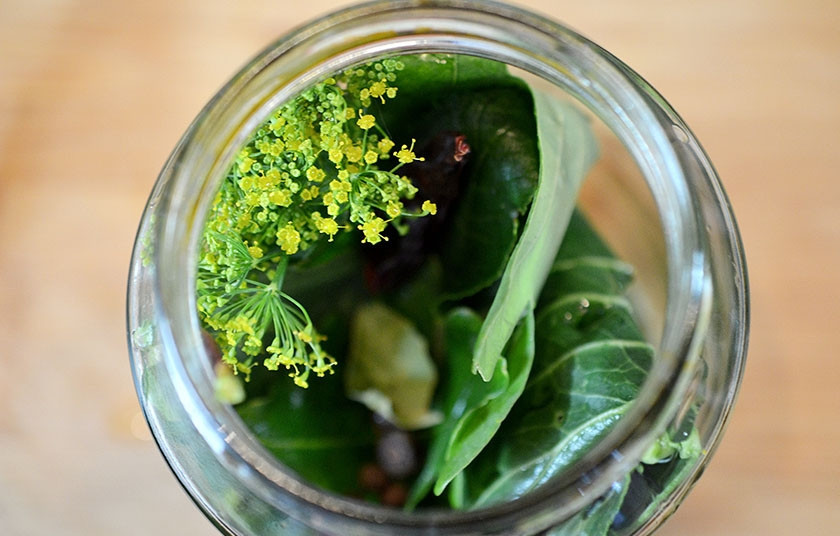 1. Этап. Хрустящие малосольные огурчики: 1. Все травы и специи помойте, чеснок почистите, сложите всё в банку.