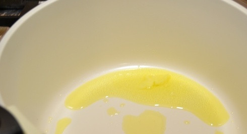 1. Этап. Мясо в молоке в духовке: В это время хорошо разогреваем сливочное масло.