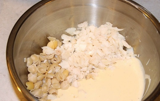 1. Этап. Норвежская запеканка с рыбой и макаронами: 8. Соедините соус с макаронами и рыбой.