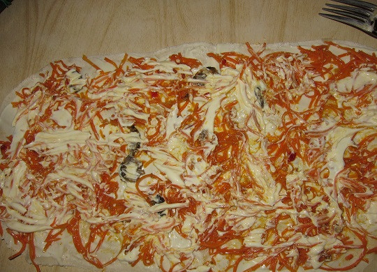 1. Этап. Лаваш с корейской морковкой и сыром: 3. Немного промажьте майонезом для сочности начинки. Можете подсолить при желании.