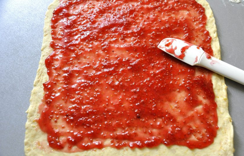 1. Этап. Венский рулет: Смажьте тесто малиновым джемом, не доходя до края примерно 5 см.