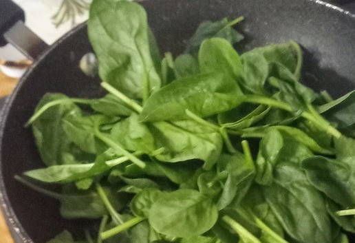 1. Этап. Яйца в шпинатовом креме с семенами: В сковороде на среднем огне готовить шпинат в течение 6 минут, время от времени помешивая.