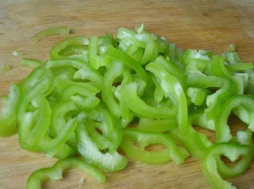 1. Этап. Рагу с мясом и овощами: перец очищаем от семян и нарезаем полосками.