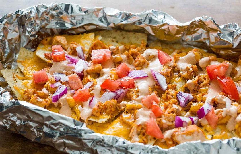 1. Этап. Куриные начос: 6. Нарежьте мелко овощи и авокадо, измельчите кинзу, украсьте готовое блюдо перед подачей на стол. Приятного аппетита!