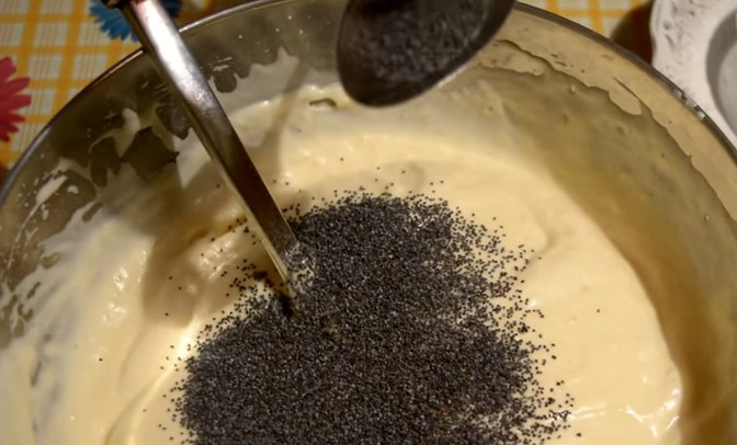 1. Этап. Бисквитный торт Славяночка: 7. В несколько приемов просейте в яйца муку, аккуратно перемешайте тесто лопаткой в одном направлении. Затем добавьте мак.