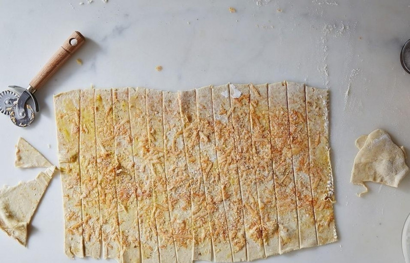 1. Этап. Сырные палочки из слоеного теста: Шаг 7. Порежьте тесто на полосочки шириной 5-7 см.