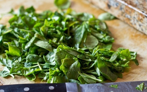 1. Этап. Вегетарианский соус к спагетти: Вымойте и высушите шпинат и базилик, измельчите. В соус добавьте дрожжи, перемешайте.