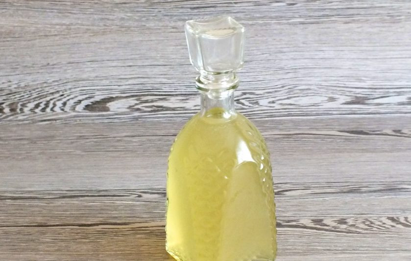 1. Этап. Настойка на лимоне: Перелейте настойку в стеклянную тару и уберите в холодильник.