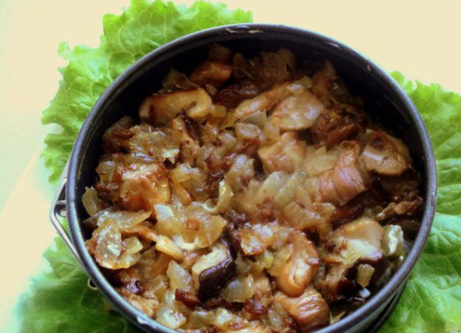 1. Этап. Салат Боровик: 7. Распределите обжаренные с луком грибы, смажьте их майонезом.