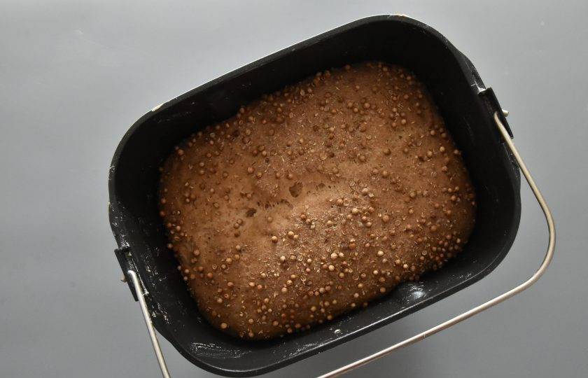 1. Этап. Дарницкий хлеб на закваске в хлебопечке: После окончания процесса выпекания отключите устройство, извлеките хлеб из формы и остудите на решетке.