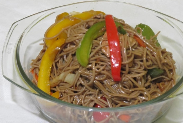 1. Этап. Соус Якисоба: Готовым соусом поливаем гречневую лапшу. Приятного аппетита!