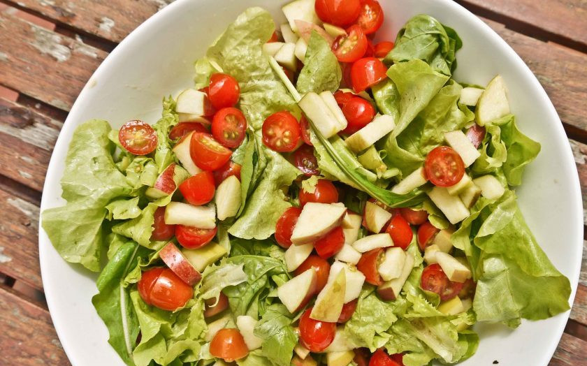 1. Этап. Салат с малосольной семгой: Возьмите пару сладких яблок среднего размера, вымойте их. Кожицу можно не очищать, а вот сердцевину удалить обязательно. Нарежьте яблоки на кубики, добавьте к остальным ингредиентам в миску.