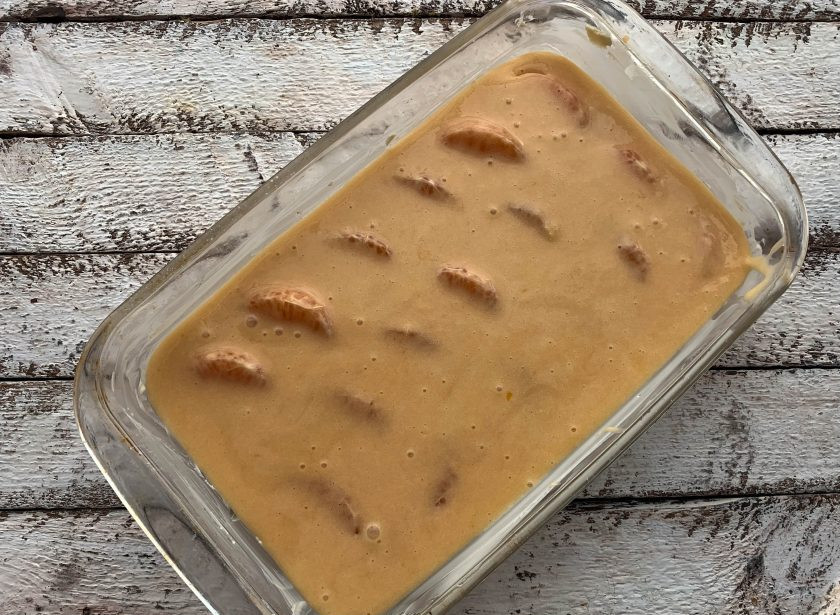 1. Этап. Заливной пирог с мандаринами: Залейте мандарины подготовленным тестом и отправьте в предварительно разогретую до 180 градусов духовку на 35 минут.