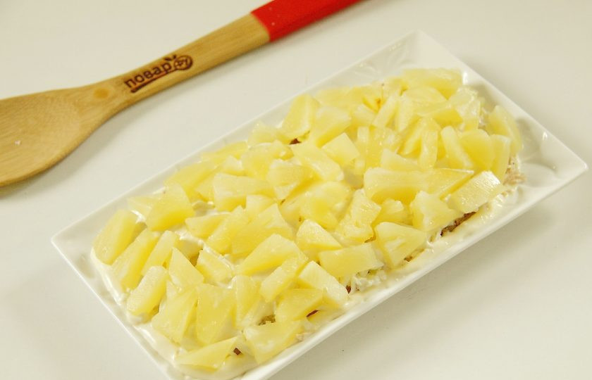 1. Этап. Салат Ананас: 9. Кусочки ананаса.