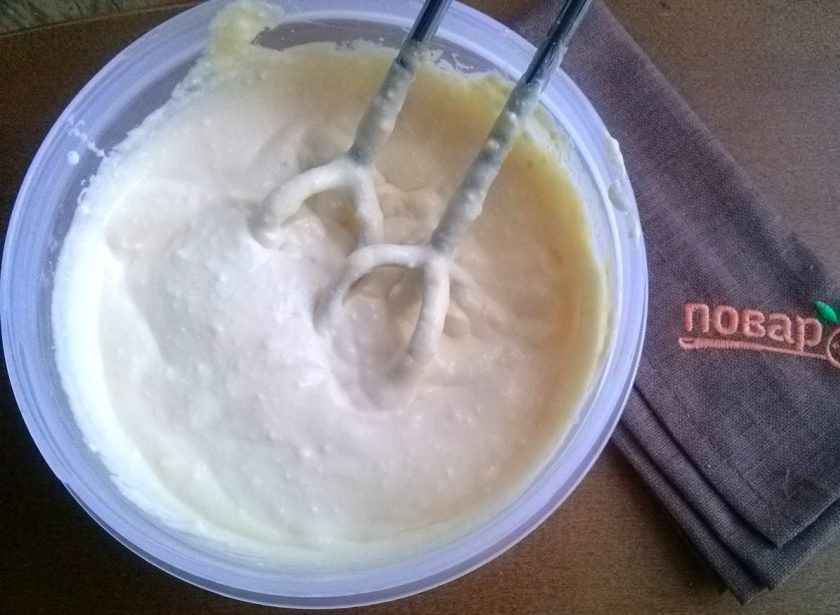 1. Этап. Пасха заварная: 4. Масло должно быть размягченным. Добавьте его ко взбитым желткам, туда же замешайте творог. Хорошенько разотрите массу до кремовой консистенции. Емкость с тестом для пасхи поставьте на водяную баню на медленный огонь. Имейте ввиду, что дно емкости не должно касаться воды. Заваривать пасху придется в течение получаса. Сначала масса расплавится, затем будет густеть. Придется стоять над кастрюлькой и помешивать. Примерно через полчаса снимите с огня и поставьте в миску с холодной водой. Остудите, воду меняйте по мере нагревания.