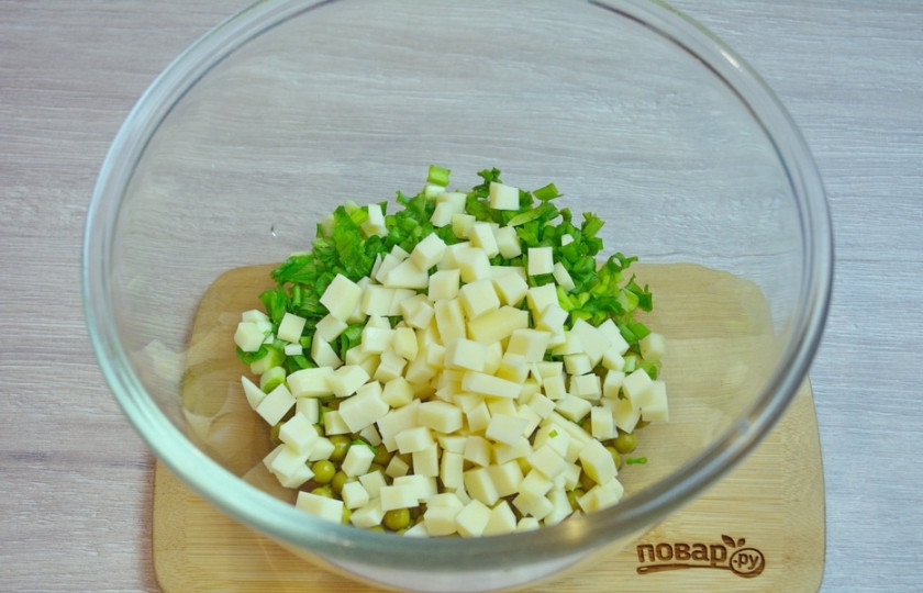 1. Этап. Новогодний салат Куранты: 3. Твердый сыр нарежьте кубиком и добавьте в миску к остальным продуктам салата. Для приготовления салата я взяла Детский сыр. Он плотный, белый. Отличается от Российского цветом и влажностью. Мой сыр более плотный, сухой. Соленые огурцы нарежьте кубиком и добавьте в салатник.