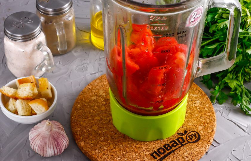 1. Этап. Андалузский суп: Нарежьте томатную мякоть в емкость блендера или измельчителя.