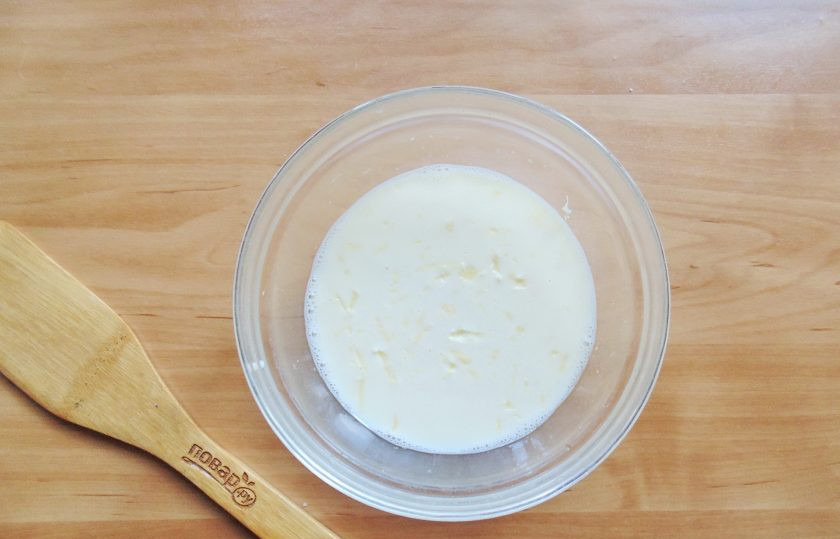 1. Этап. Киш с брокколи и шпинатом: Добавьте тёртый сыр.