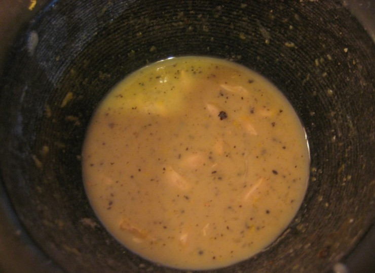 1. Этап. Щука с картошкой в духовке: 2. Для начала нужно сделать маринад для рыбки. Натрите на терке цедру лимона, выжмите сок. Добавьте немного горчицы по вкусу, соль и перец. Все перемешайте.