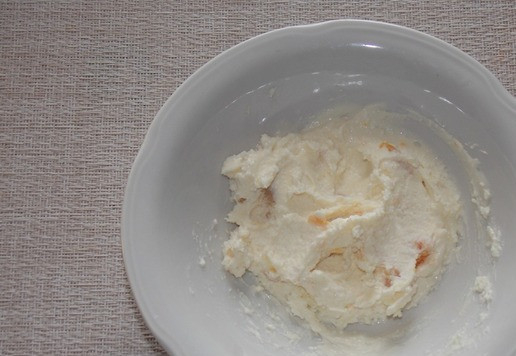 1. Этап. Фаршированные яблоки с сыром: Тщательно перемешать. По желанию можно добавить немного сахара или сахарной пудры.