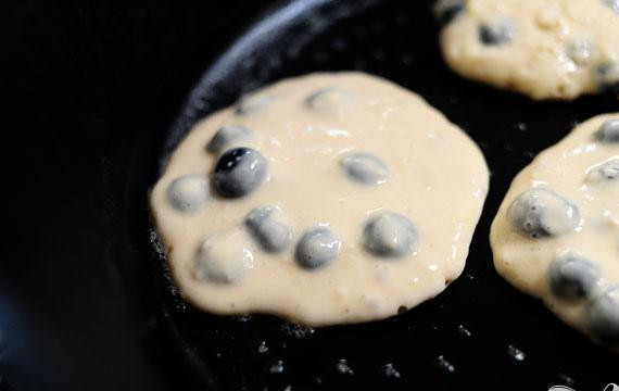 1. Этап. Лимонно-черничные оладьи: 5. Растопить сливочное масло в горячей сковородке. Добавить в тесто 1/4 чашки масла и обжарить оладьи с обеих сторон до золотистого цвета. Повторить с оставшимся тестом. Подавать оладьи с теплым кленовым сиропом и сливочным маслом.