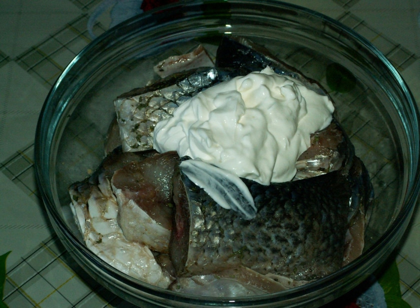 1. Этап. Запеченная рыба в сметане: Добавляем сметану.