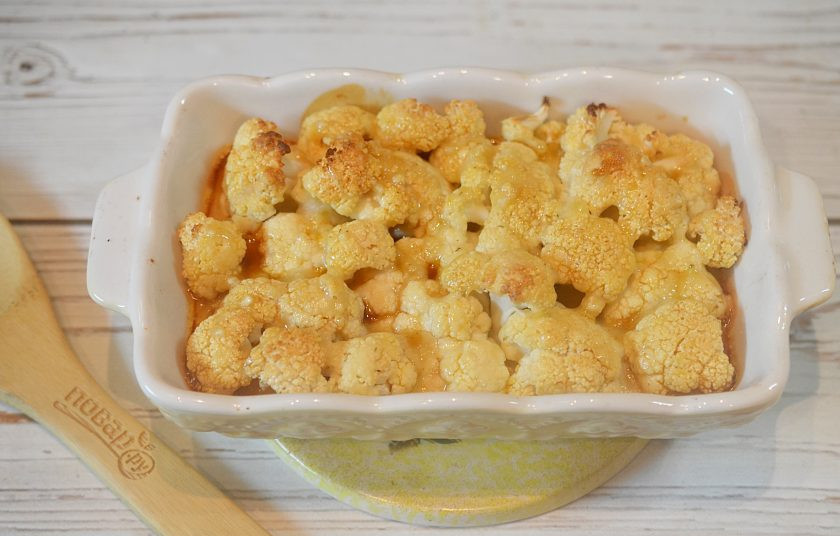 1. Этап. Цветная капуста Баффало: 6. Достаньте капусту из духовки, залейте второй заливкой и запекайте еще 10-15 минут.