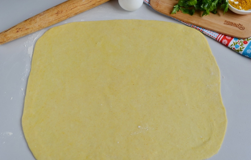 1. Этап. Алу патры: Раскатайте тесто в прямоугольник, толщина теста должна быть не более 3-4 мм.
