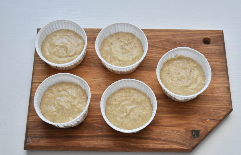 1. Этап. Протеиновые капкейки: Подготовьте формочки для выпечки. Распределите по ним тесто, заполняя формы на 3/4 объема. Из данного количества ингредиентов получается пять капкейков. Выпекайте капкейки в духовке разогретой до 170 градусов 20 минут.