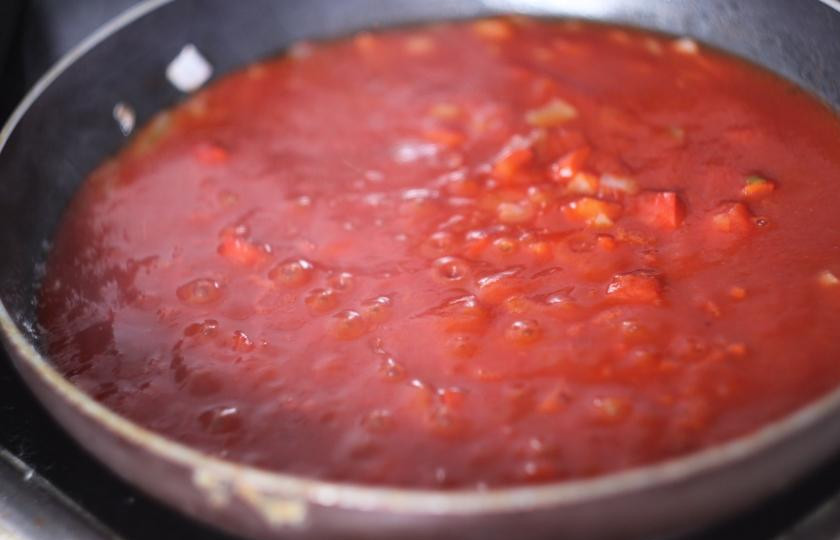 1. Этап. Борщ на бобах: Затем в сковородку к перцу и луку добавить томатную пасту. Тушить на среднем огне, чтоб паста слегка закипала (около 5 минут).