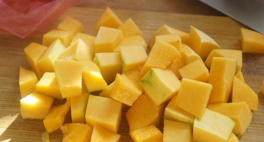 1. Этап. Рагу со свининой в духовке: Тыкву помойте, почистите и нарежьте кубиками.