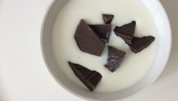 1. Этап. Молочный коктейль с шоколадом: Наливаем в емкость половину от общего объема молока. Плитку шоколада крошим на небольшие кусочки и добавляем туда же. Ставим посуду на медленный огонь. Ждем, когда шоколад и молоко превратятся в однородную массу. Можно растопить также в микроволновке.